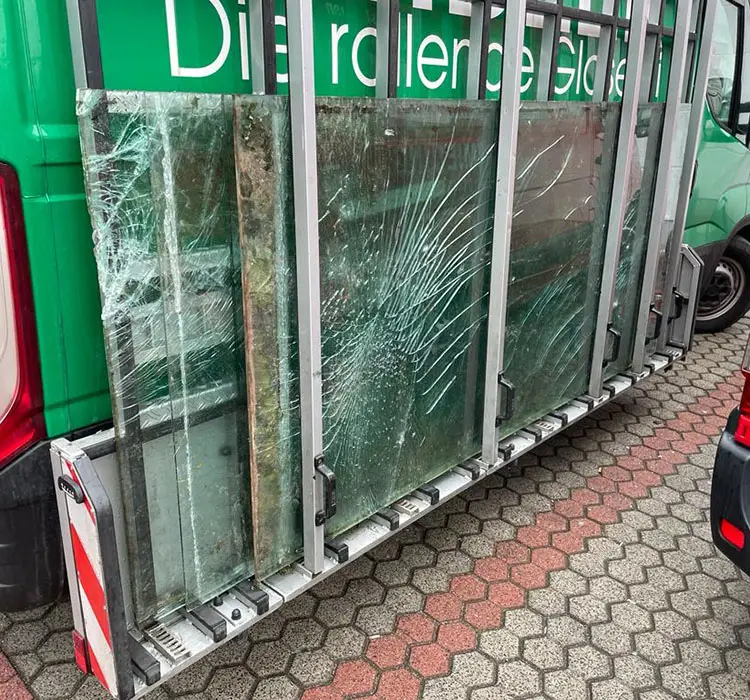 Zerbrochene Isolierglasscheiben auf dem Außengestell eines Montagefahrzeugs